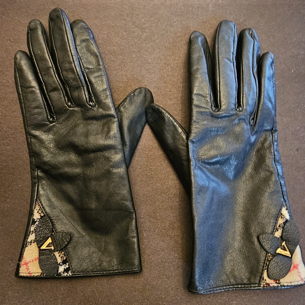 Authentic Valentino Black leather gloves. Mint Condition. - Picture 2 of 6